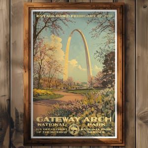 Puede incluir: Un p&oacute;ster de estilo vintage que anuncia el Parque Nacional del Arco de la Puerta de entrada en St. Louis, Missouri. El p&oacute;ster presenta una ilustraci&oacute;n colorida del arco con un camino que conduce a &eacute;l, rodeado de &aacute;rboles y flores. El texto del p&oacute;ster dice "Establecido el 22 de febrero de 2018, Gateway Arch National Park, U.S. Department of the Interior, National Park Service."