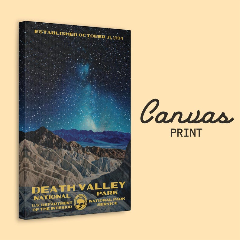 K&ouml;nnte beinhalten: Canvas-Druck eines sternenklaren Nachthimmels &uuml;ber dem Death Valley National Park. Der Druck zeigt das Logo des Parks und den Text "Gegr&uuml;ndet am 31. Oktober 1994".