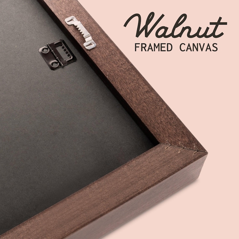 Pu&ograve; includere: Primo piano dell'angolo di una cornice in legno marrone con un retro in tela nero. La cornice &egrave; etichettata "Walnut Framed Canvas".