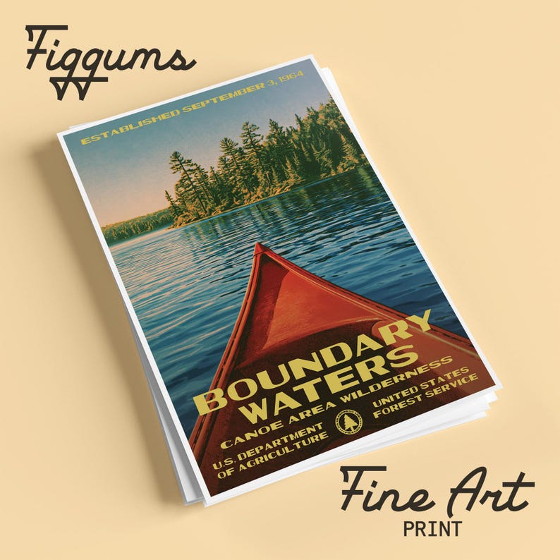 Peut inclure: Une impression d'art rectangulaire montrant un cano&euml; rouge sur une eau bleue avec une rive bois&eacute;e. Le texte indique : Boundary Waters Canoe Area Wilderness, Established September 3, 1964, U.S. Department of Agriculture, United States Forest Service.
