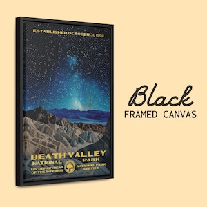 K&ouml;nnte beinhalten: Schwarz gerahmter Leinwanddruck eines Nachthimmels mit Sternen und der Milchstra&szlig;e &uuml;ber dem Death Valley National Park. Der Text "ESTABLISHED OCTOBER 31, 1994" befindet sich oben auf dem Druck. Der Text "DEATH VALLEY NATIONAL PARK" befindet sich unten auf dem Druck.