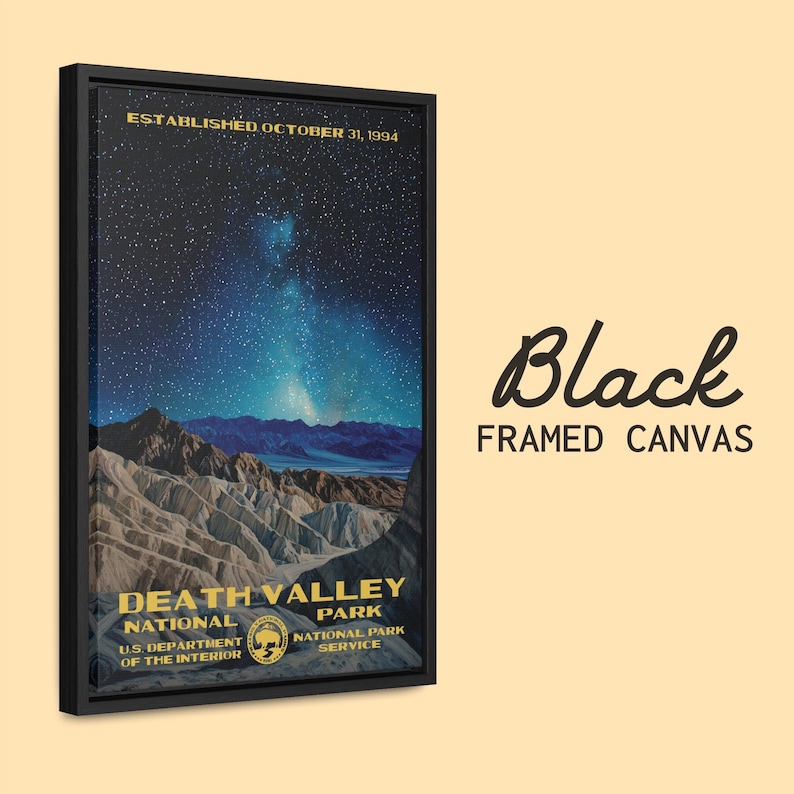 K&ouml;nnte beinhalten: Schwarz gerahmter Leinwanddruck eines Nachthimmels mit Sternen und der Milchstra&szlig;e &uuml;ber dem Death Valley National Park. Der Text "ESTABLISHED OCTOBER 31, 1994" befindet sich oben auf dem Druck. Der Text "DEATH VALLEY NATIONAL PARK" befindet sich unten auf dem Druck.