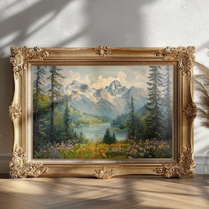 Pu&ograve; includere: Un dipinto di paesaggio incorniciato che rappresenta una catena montuosa con un lago in primo piano. Le montagne sono innevate e il lago &egrave; circondato da alberi. Il dipinto &egrave; in una cornice dorata.