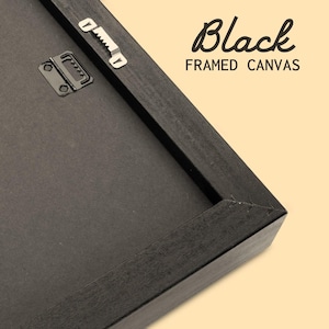 K&ouml;nnte beinhalten: Nahaufnahme einer schwarzen Leinwand mit einem Aufh&auml;nger auf der R&uuml;ckseite. Der Rahmen ist aus Holz und hat eine glatte Oberfl&auml;che. "Black Framed Canvas" ist auf den Rahmen gedruckt.