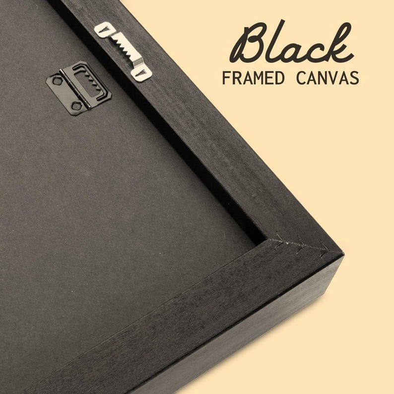 K&ouml;nnte beinhalten: Nahaufnahme einer schwarzen Leinwand mit einem Aufh&auml;nger auf der R&uuml;ckseite. Der Rahmen ist aus Holz und hat eine glatte Oberfl&auml;che. "Black Framed Canvas" ist auf den Rahmen gedruckt.