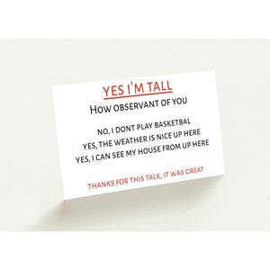 Könnte beinhalten: Eine weiße Karte mit rotem Text, der "YES I'M TALL" und "HOW OBSERVANT OF YOU" lautet. Die Karte setzt sich mit einer humorvollen Liste von Antworten auf die Frage "Bist du groß?" fort. Der Text lautet: "NO, I DON'T PLAY BASKETBALL", "YES, THE WEATHER IS NICE UP HERE", "YES, I CAN SEE MY HOUSE FROM UP HERE", und "THANKS FOR THIS TALK, IT WAS GREAT".
