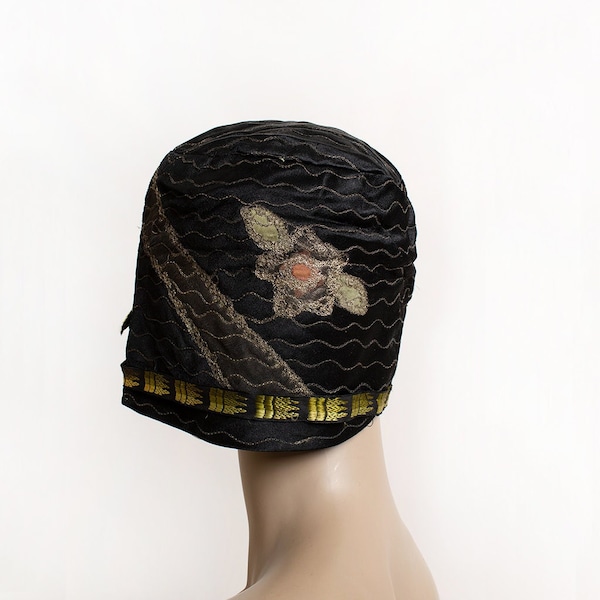 Vintage 1920s Cloche - Black Silk Hat with Bronze Metallic Floral Applique & Stitch - Antique 20s - XS