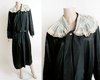 Vintage 1920s Flapper Dress - Black Satin Silk Long Gown with Cream Lace Neckline - Pleat Details - Mourning 20s Dress - Large