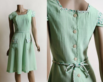 Vintage 1970s Dress - Mint Green Floral Print Cotton Day Dress with Pockets - Button Up Back - Country Picnic Pastel Spring - Small