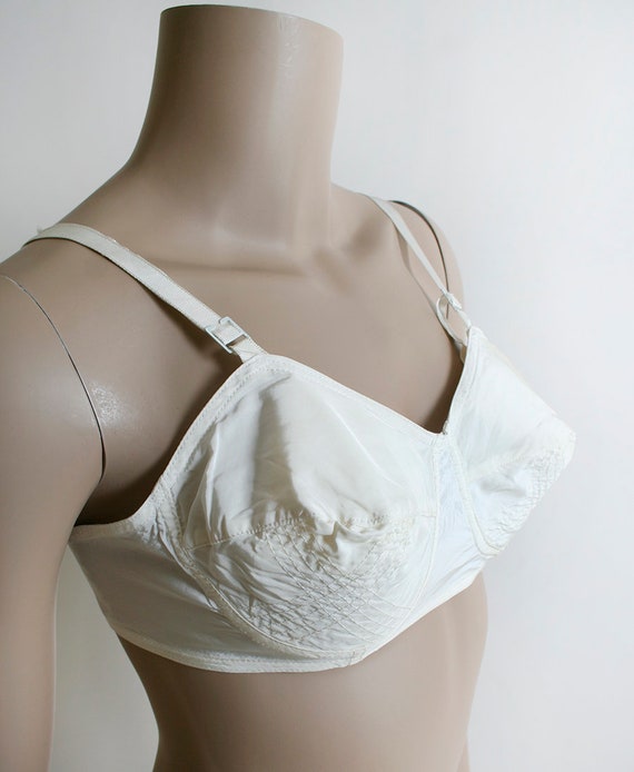 Vintage 1950s Bra - White Criss Cross Top Stitch Details