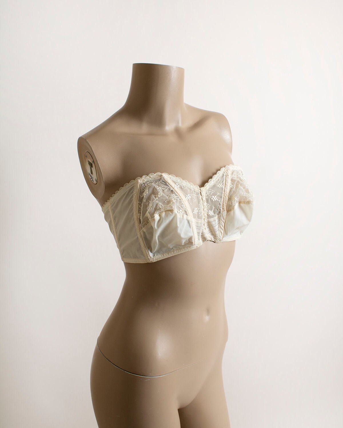 Vintage New With Tags Olga Flowering Lace Padded Wire Free Bra