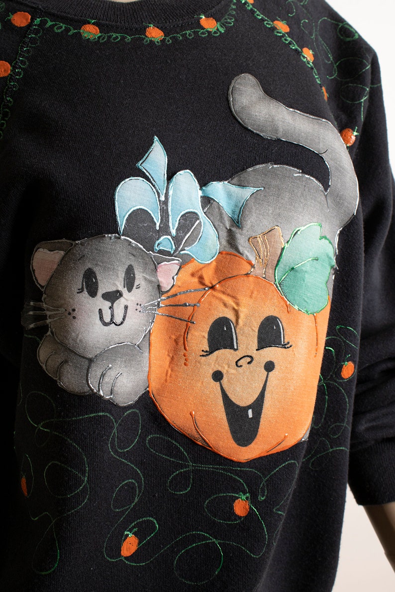 Vintage Halloween Sweatshirt Cute Spooky Tabby Cat with Jack O Lantern Pumpkin Iron On Paint 1980s 80s Medium Black Sweater image 2