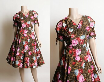 Vintage 1950s Dress - Rose Print Pink & Red on Brown - Gathered Sleeves with Bow - Full Skirt - Fit and Flare - Pleat Bust - Small