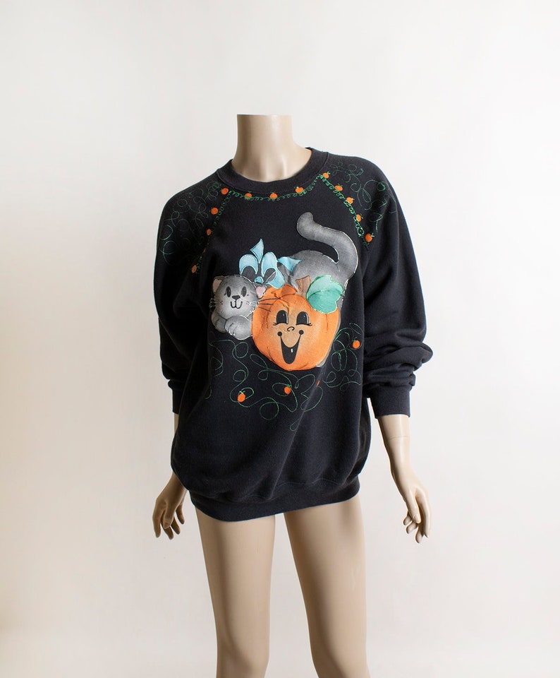 Vintage Halloween Sweatshirt Cute Spooky Tabby Cat with Jack O Lantern Pumpkin Iron On Paint 1980s 80s Medium Black Sweater image 1