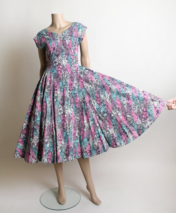 Vintage 1950s Dress - Harlequin Novelty Print Con… - image 2