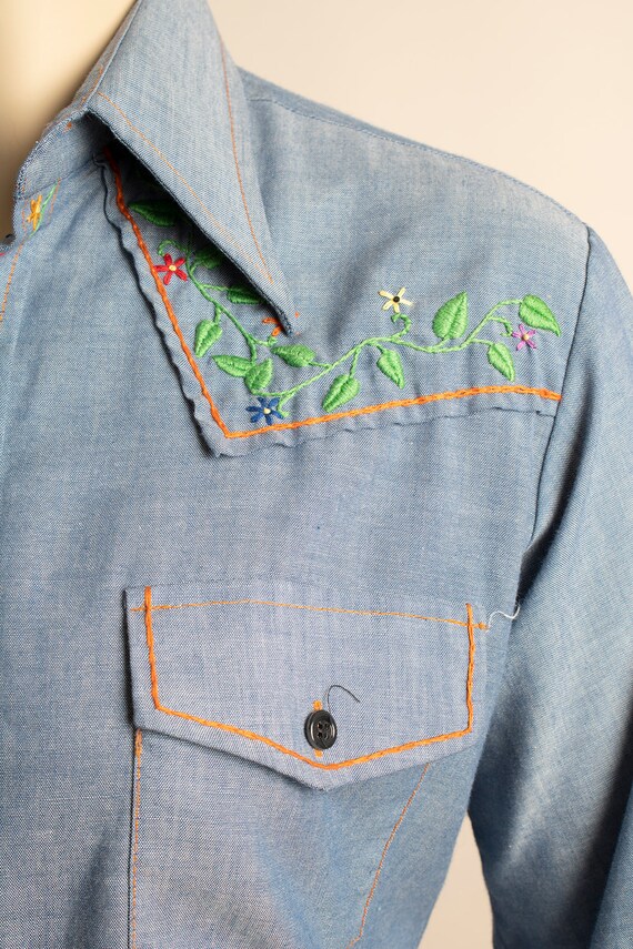 Vintage 1970s Embroidered Button Up Shirt - Chamb… - image 8