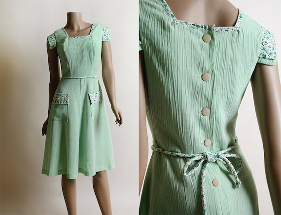 Vintage 1970s Dress - Mint Green Floral Print Cotton Day Dress with Pockets - Button Up Back - Country Picnic Pastel Spring - Small