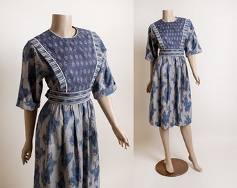 Vintage 70s Prairie Apron Dress - Muted Cornflower Blue and Gray Flower Leaf Print Back Tie Cotton California Petrina Aberle Dress - 80s