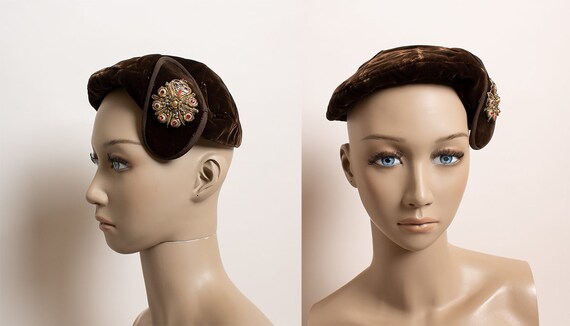 1940s Chocolate Brown Velvet Hat With Pink Roses And Bow