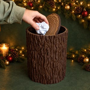 Papelera Tronco de Arbol Aliso con Tapa Basculante, Cubo de Basura Rustico Bano y Oficina, Decoracion Cabana Bosque Cottagecore Escaneado 3D