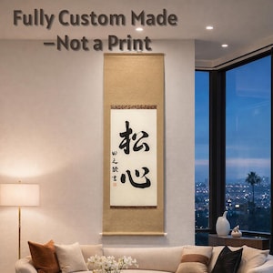 Puede incluir: Un pergamino de pared vertical con caligrafía en tinta negra sobre un fondo rectangular blanco, enmarcado por un borde de tela beige con rodillos de madera oscura en la parte superior e inferior. El texto dice Fully Custom Made -Not a Print.