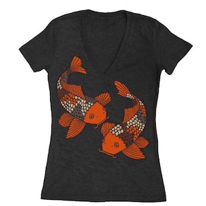Koi Tee - Maglietta da donna aderente con scollo a V e motivo giapponese con incisione su legno, stagno, ninfee, giardino botanico, zen, buddista, asiatico, bonsai, pesce, pesce rosso