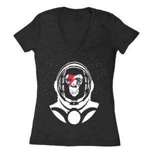 Könnte beinhalten: Ein schwarzes V-Ausschnitt-T-Shirt mit einer weißen Grafik eines Affen, der einen Raumanzug trägt. Der Affe hat einen roten und blauen Blitz über seinem Auge.
