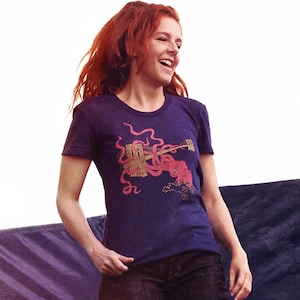 Squid Attack - T-Shirt da donna per ragazze Track Tee Shirt Awesome Neko Case Nautical Octopus Kraken Monster Brooklyn Bridge Blue Indigo Tshirt