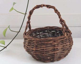 Cesta de mimbre vintage tejida a mano con asa - Elaborada con ramas, estilo rústico de granja.