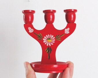 Mini candelabro sueco vintage - Portavelas de madera roja pintado a mano - Arte popular escandinavo, floral