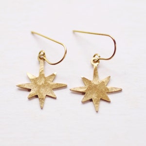 Boucles d’oreilles martelées North Star | Boucles d&#39;oreilles pendantes | Boucles d&#39;oreilles martelées | Boucles d’oreilles minimalistes | Boucles d&#39;oreilles étoiles | Bijoux modernes | Boucles d&#39;oreilles en laiton