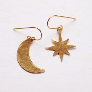 Boucles d’oreilles martelées Moon Star | Boucles d&#39;oreilles pendantes | Boucles d&#39;oreilles martelées | Boucles d&#39;oreilles étoiles | Boucles d’oreilles lune | Bijoux modernes | Boucles d&#39;oreilles en laiton