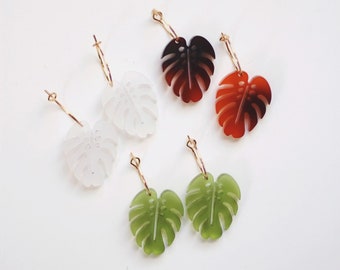 Pendientes pequeños de acrílico de hoja de Monstera / Pendientes de hoja / Pendientes de planta / Pendientes minimalistas / Joyería moderna / Pendientes de acrílico