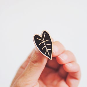 Heart Leaf Enamel Pin | Leaf Lapel Pin | Leaf Enamel Pin | Nature Pin | Leaf Badge | Black Leaf Pin | House Plant Pin | Plant Lapel Pin