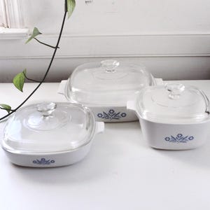 Vintage CorningWare Casserole Dish - Blue Cornflower, Lidded - 2.5L, 8in, 1 3/4 QT