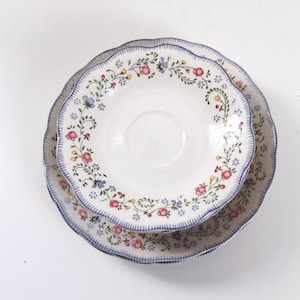 Puede incluir: Un juego de tres tazas de cerámica con un acabado mate moteado. Cada taza presenta un color diferente: azul claro, crema y gris. Las tazas tienen un diseño simple y moderno con una forma redondeada y un asa cómoda.