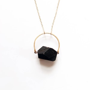 Arco negro tourmalina collar / collar de piedra negra / collar de turmalina de oro / turmalina de ley / joyería de piedra / joyería de turmalina