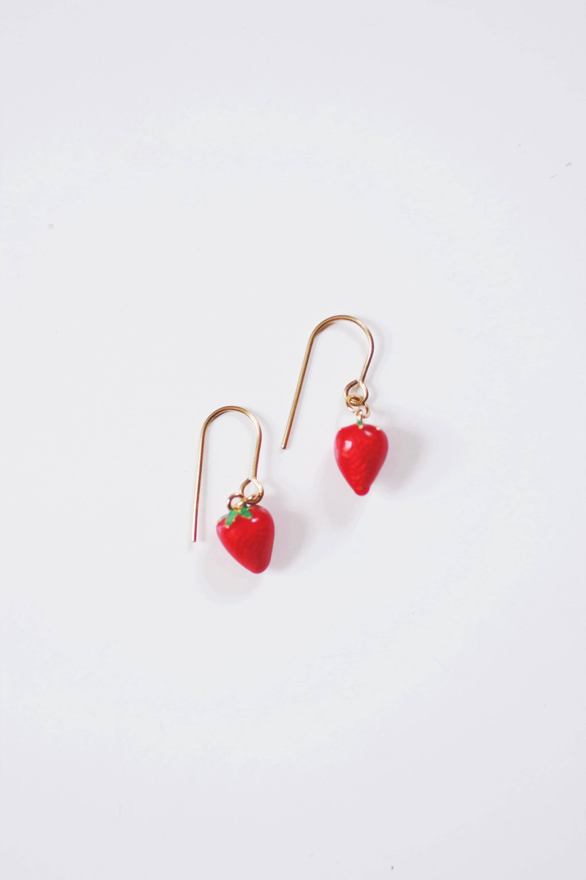 Winzige Erdbeerohrringe | Emaille-Charm-Ohrringe | Minimalistische Ohrringe | Moderner Schmuck | Naturohrringe | Süße Ohrringe