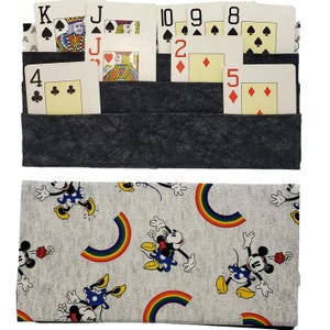 Porta tarjetas arcoíris para jugar con manos libres para todos los juegos, además de pestaña de bingo.