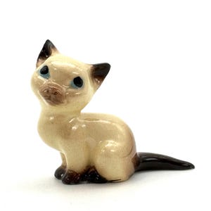Hagen-Renaker Miniature Figurine Siamese Cat Sitting Mama Vintage porcelain Curio Cabinet Miniature printer tray collectible