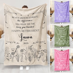 Puede incluir: Una manta de forro polar beige con ilustraciones florales y botánicas negras. La manta tiene el texto "NEVER UNDERESTIMATE the difference YOU MADE OR THE lives you touched HAPPY RETIREMENT Laura 2025".