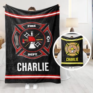Może przedstawiać: Czarny i czerwony koc polarowy z emblematem strażaka i napisem "FIRE DEPT. CHARLIE".