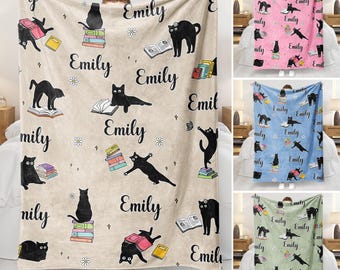 Gepersonaliseerde zwarte kattenboekdeken - Just A Woman Who Loves Cats And Books deken, aangepaste naamdeken, cadeau kattenliefhebber, cadeau boekenliefhebber