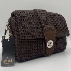 Bolso de hombro moderno de crochet con solapa - Marrón