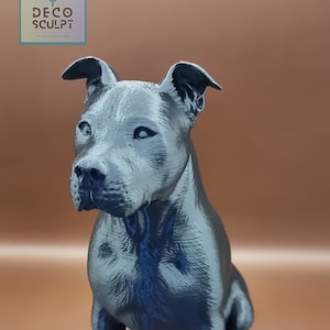 Könnte beinhalten: Eine 3D-gedruckte Figur eines schwarzen Hundes, der sitzt und den Kopf zur Seite geneigt hat. Die Figur ist aus glattem, dunkelgrauem Kunststoff.