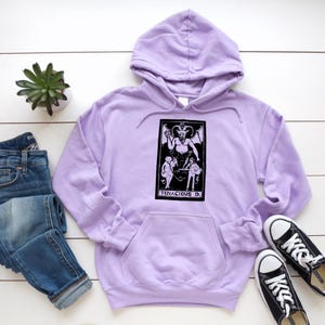 Tenacious D Tarot-hoodie – retro rockband-sweater | Vintage duivelskaartontwerp | Uniseks lila trui met capuchon | Grappig occult muziekcadeau