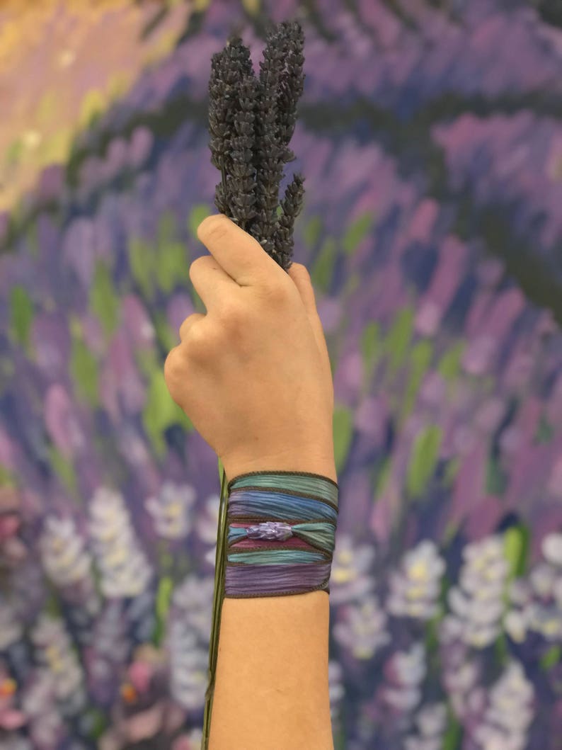 Bracelet tour de cou lavande avec perle de verre violette faite main sur ruban de soie réglable image 2