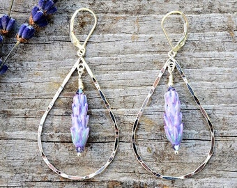 Boucles d'oreilles fleur de lavande et larmes en verre argenté martelé