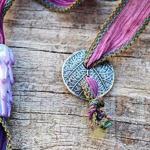 Bracelet tour de cou lavande avec perle de verre violette faite main sur ruban de soie réglable image 3