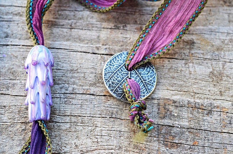 Bracelet tour de cou lavande avec perle de verre violette faite main sur ruban de soie réglable image 3